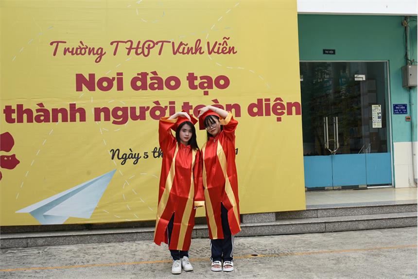 Trường THPT Vĩnh Viễn chúc mừng hai em học sinh Dương Gia Hân và Trần Trâm Linh đạt giải 3 học sinh giỏi môn Văn lớp 12 cấp thành phố