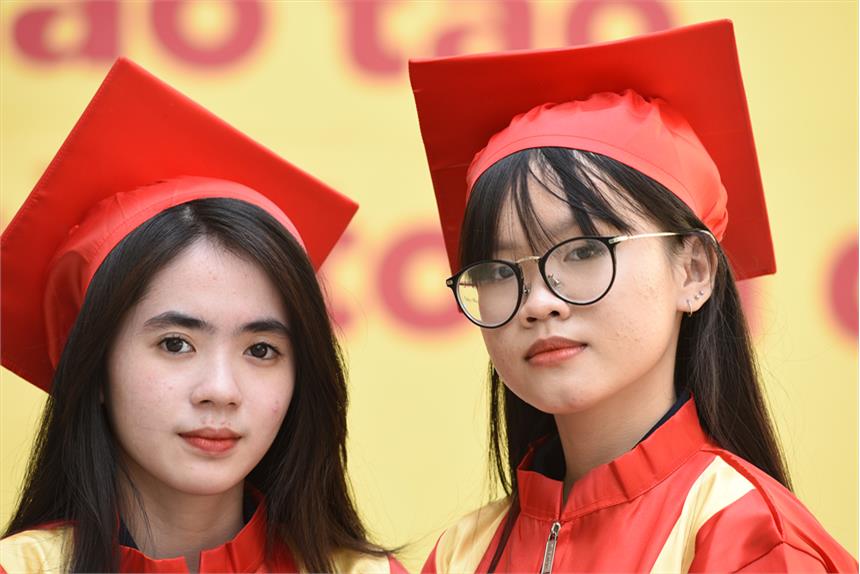 Trường THPT Vĩnh Viễn chúc mừng hai em học sinh Dương Gia Hân và Trần Trâm Linh đạt giải 3 học sinh giỏi môn Văn lớp 12 cấp thành phố