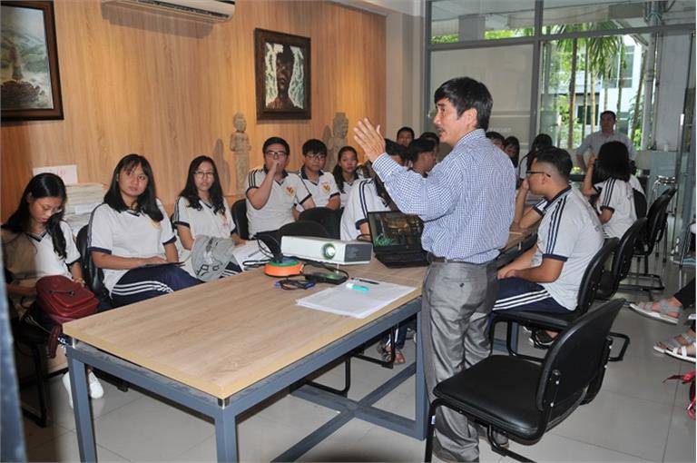 thpt-vinh-vien-den-tham-quan-truong-dh-kien-truc-tphcm